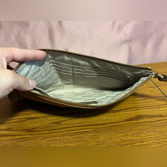 Brown Michael Kors wristlet - Picture 4 of 4